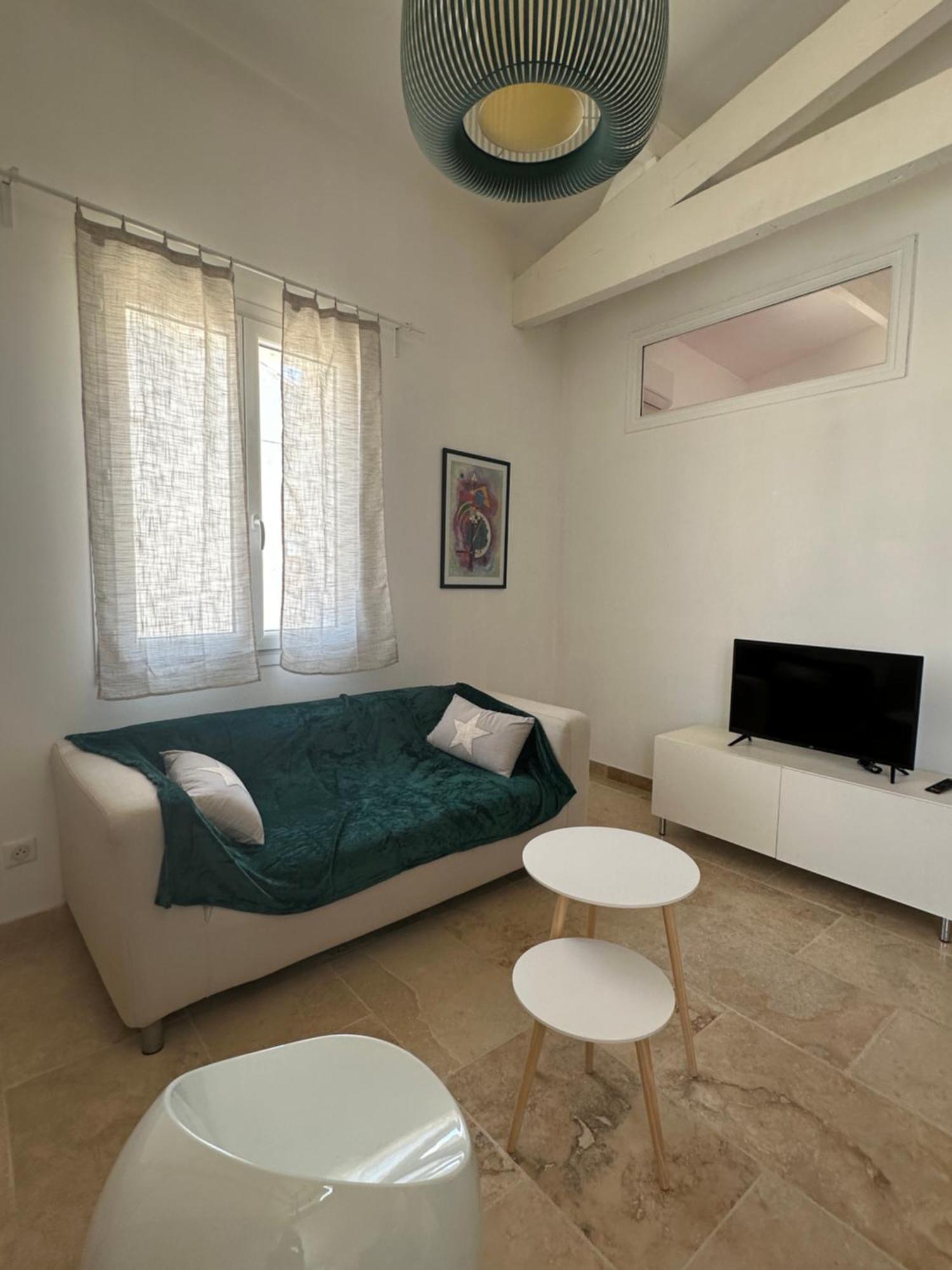 Appartement Avec Vue Sur L Eglise Des Saintes Buitenkant foto