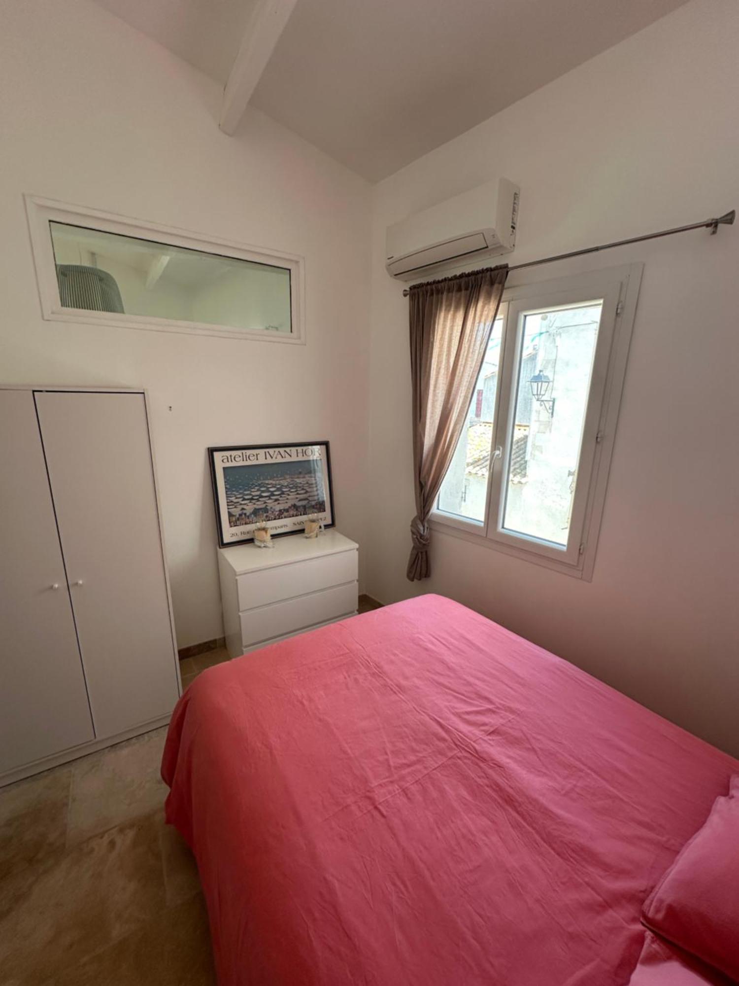 Appartement Avec Vue Sur L Eglise Des Saintes Buitenkant foto