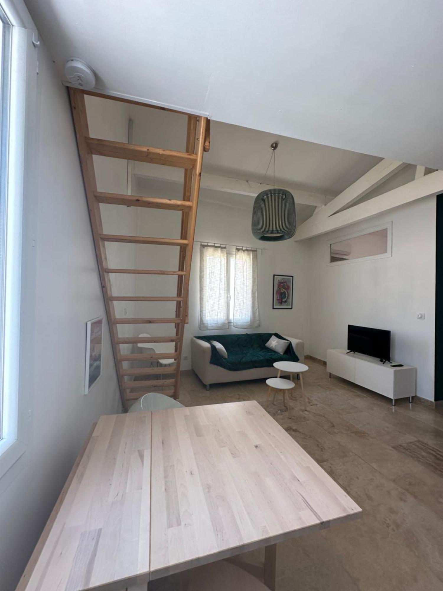 Appartement Avec Vue Sur L Eglise Des Saintes Buitenkant foto