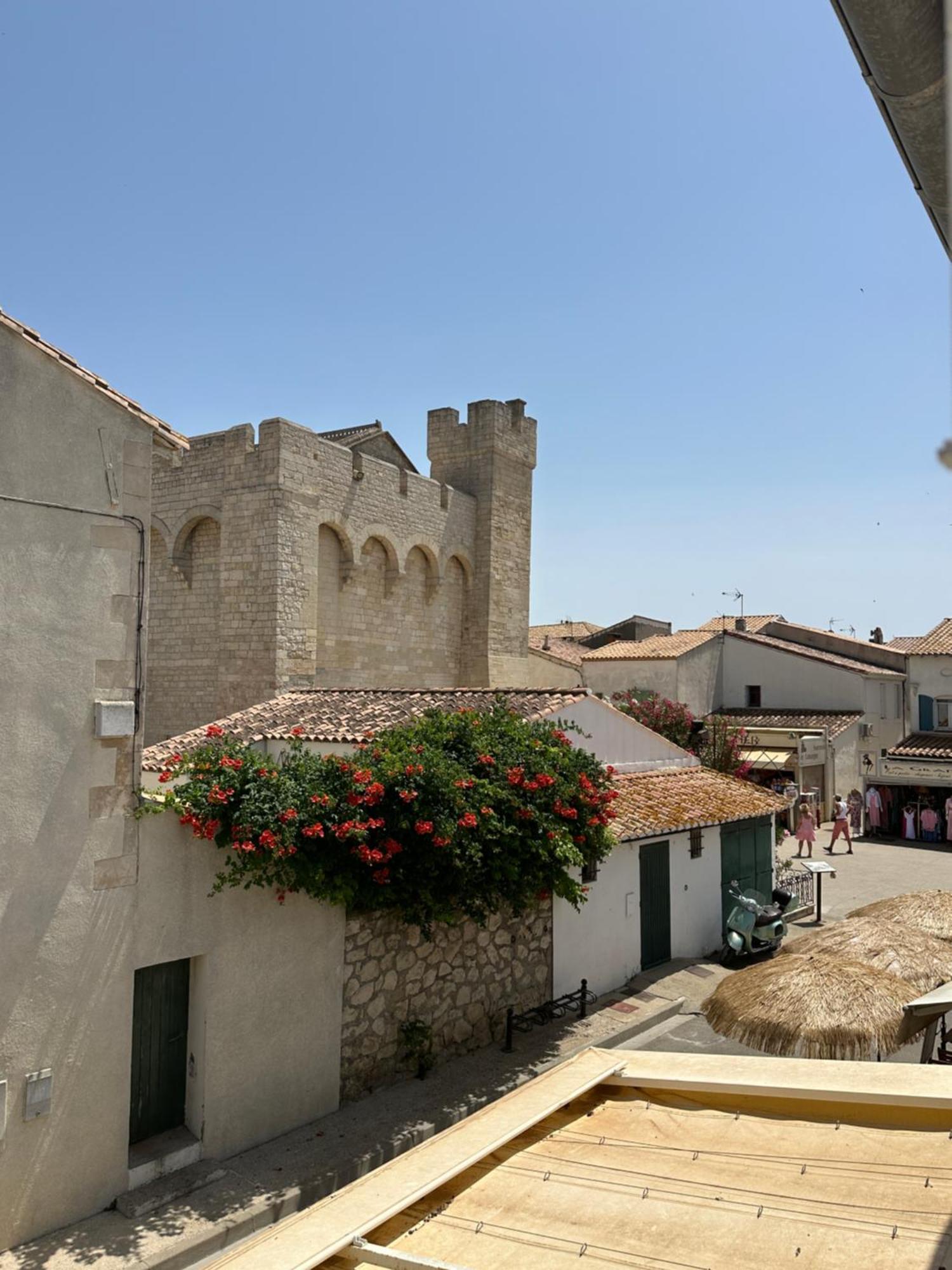Appartement Avec Vue Sur L Eglise Des Saintes Buitenkant foto